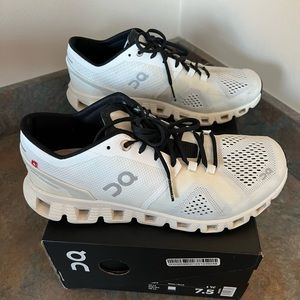 On cloud Size 7.5 Womens